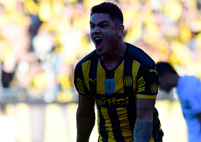 El 'Toro' Fernández celebrando un gol con Peñarol.